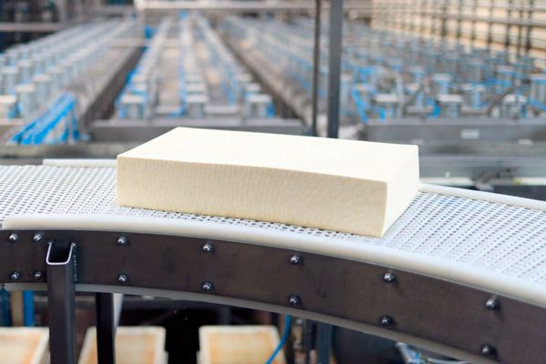 Поставский молочный завод приглашает на экскурсии: увидеть производство изнутри и выбрать профессию Поставский молочный завод приглашает на экскурсии: увидеть производство изнутри и выбрать профессию